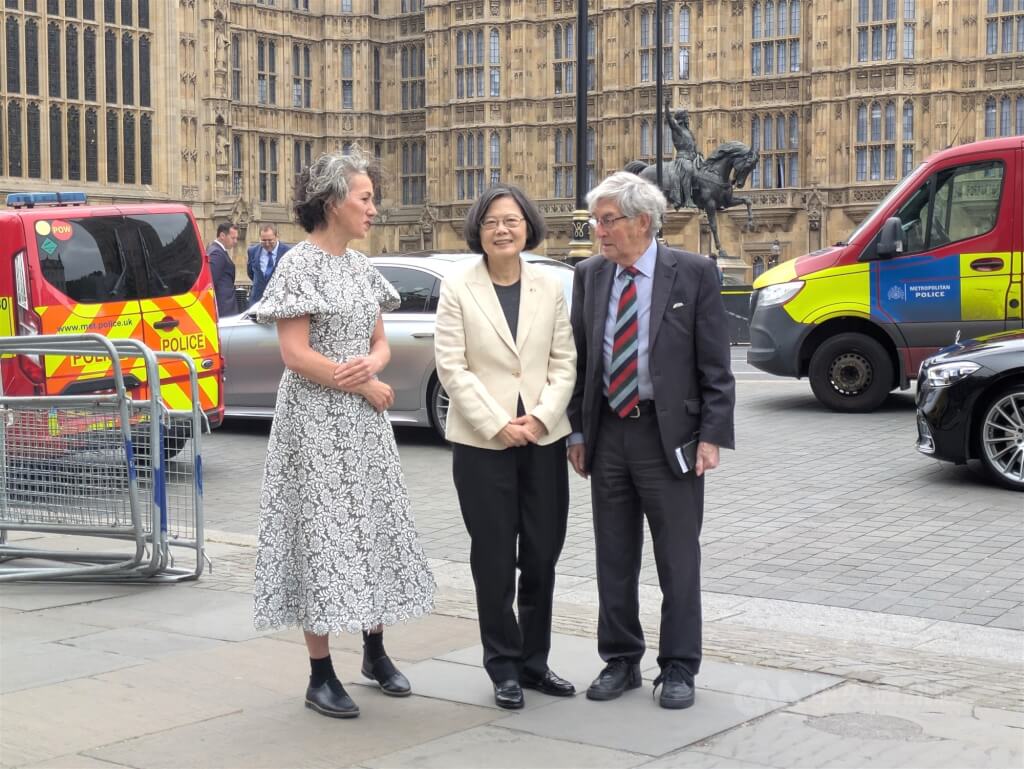 前總統蔡英文（中）15日訪問英國國會，台英國會小組兩位共同主席、下議院議員柴萍恩（左）及上議院議員羅根勳爵（右）親自迎接。中央社記者陳韻聿倫敦攝  114年5月15日 圖：中央社提供