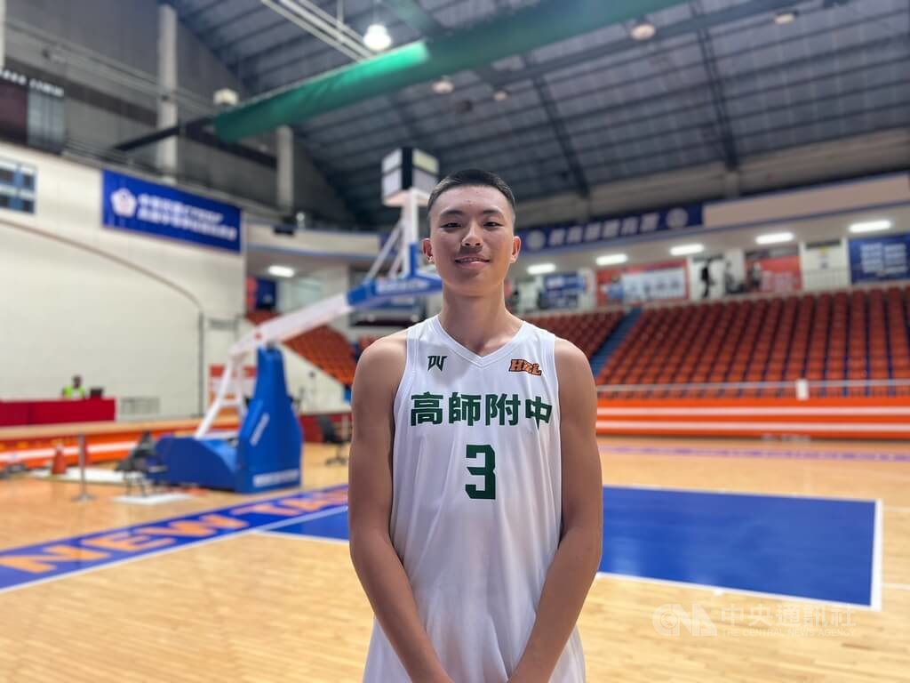 113學年度高中籃球聯賽（HBL）乙級男子組決賽高師附中15日晚間迎戰永春高中，高師附中高一菜鳥蕭守諒（圖）攻下全隊最高15分，助隊以79比74拿勝、前進4強。中央社記者陳容琛攝  114年5月15日