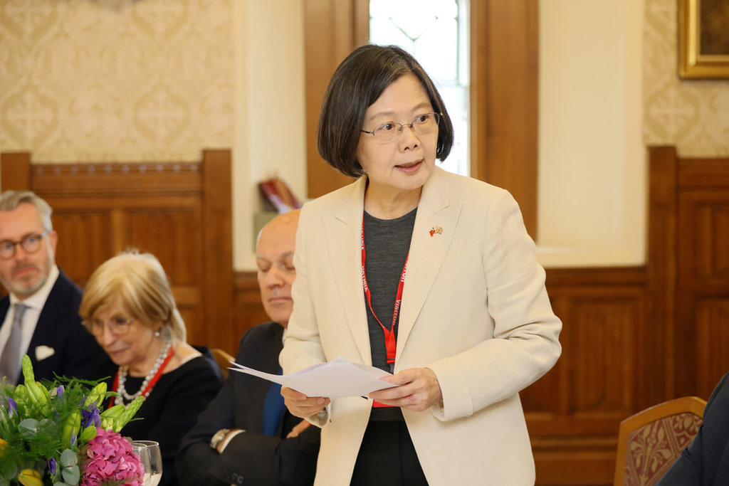 前總統蔡英文（站立者）15日在英國國會宴會廳與友台議員餐敘交流並致詞，呼籲英國加倍支持自由民主台灣的國際參與。 圖：訪團提供