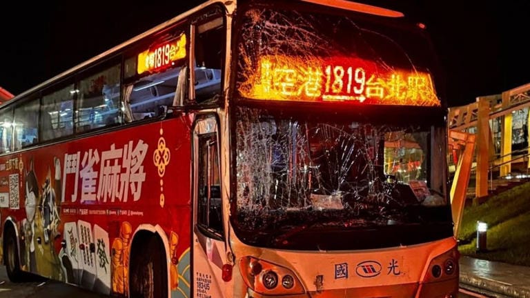 國光巴士16日凌晨於桃機自撞，釀31人傷，疑駕駛轉彎失誤，監理單位已展開調查。 圖：翻攝自爆料公社