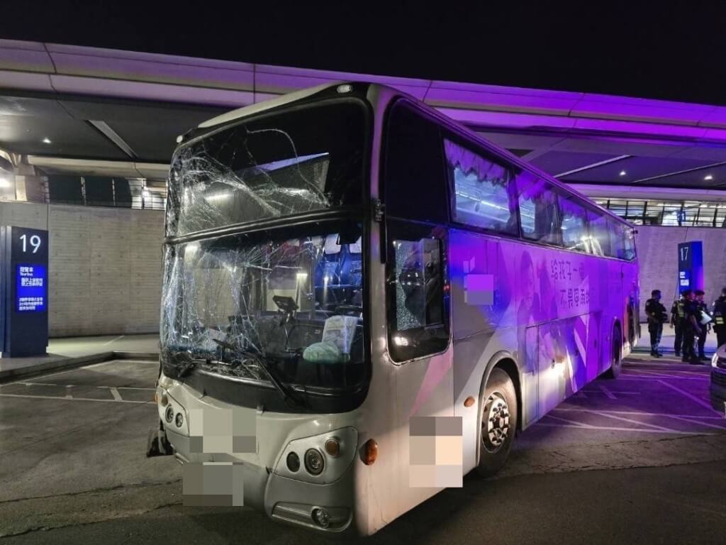 一輛國光客運16日凌晨在桃園國際機場第一航廈客運巴士站出口處，疑似因為煞車失靈、抓不好轉彎角度，不慎擦撞路牆，造成駕駛在內共32人輕傷。（翻攝照片）中央社記者葉臻傳真  114年5月16日