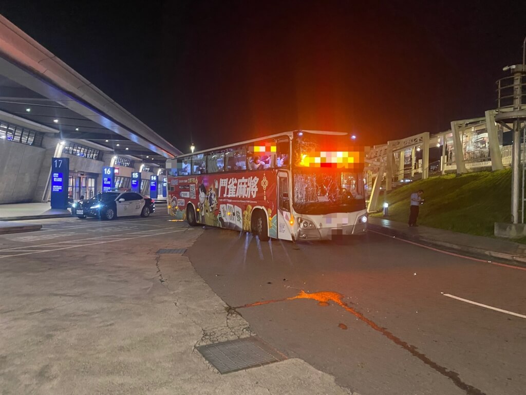 國光客運自撞事故造成駕駛在內共32人輕傷，車頭擋風玻璃破裂。（警方提供）中央社記者葉臻傳真 114年5月16日