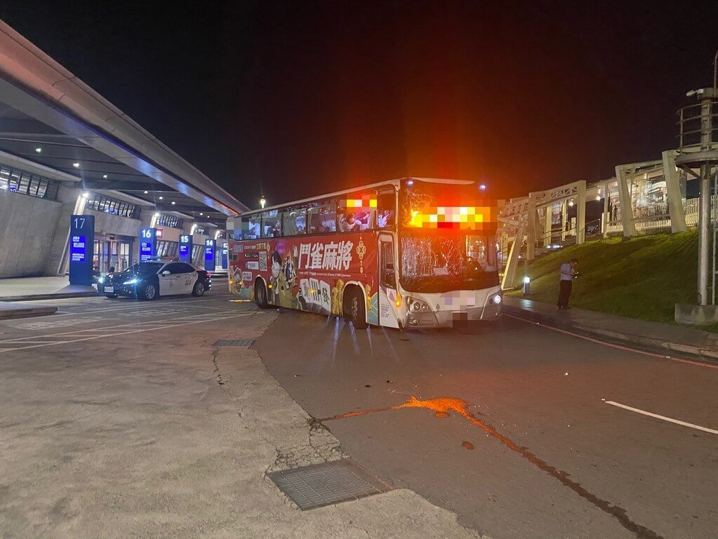1輛國光客運16日凌晨在桃園國際機場第一航廈客運巴士站出口處發生自撞事故，造成駕駛在內共32人輕傷，車頭擋風玻璃破裂。（警方提供）中央社記者葉臻傳真 114年5月16日