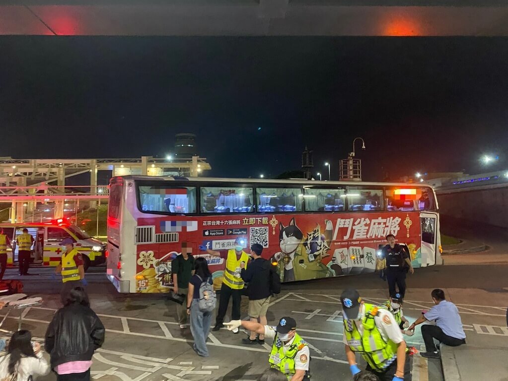 一輛國光客運16日凌晨在桃園國際機場第一航廈客運巴士站出口處，疑似因為煞車失靈、抓不好轉彎角度，不慎擦撞路牆，造成駕駛在內共32人輕傷，現場啟動大量傷病患處理程序。（警方提供）中央社記者葉臻傳真  114年5月16日