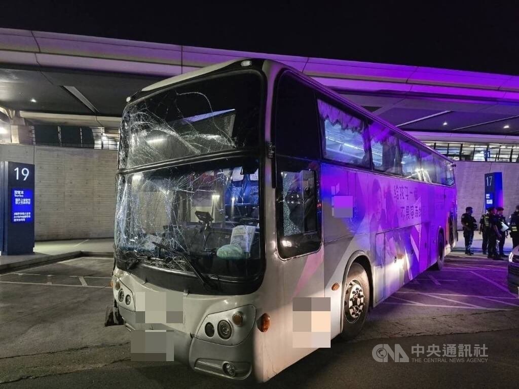 一輛國光客運16日凌晨在桃園國際機場第一航廈客運巴士站出口處，疑似因為煞車失靈、抓不好轉彎角度，不慎擦撞路牆，造成駕駛在內共32人輕傷。（翻攝照片）中央社記者葉臻傳真  114年5月16日