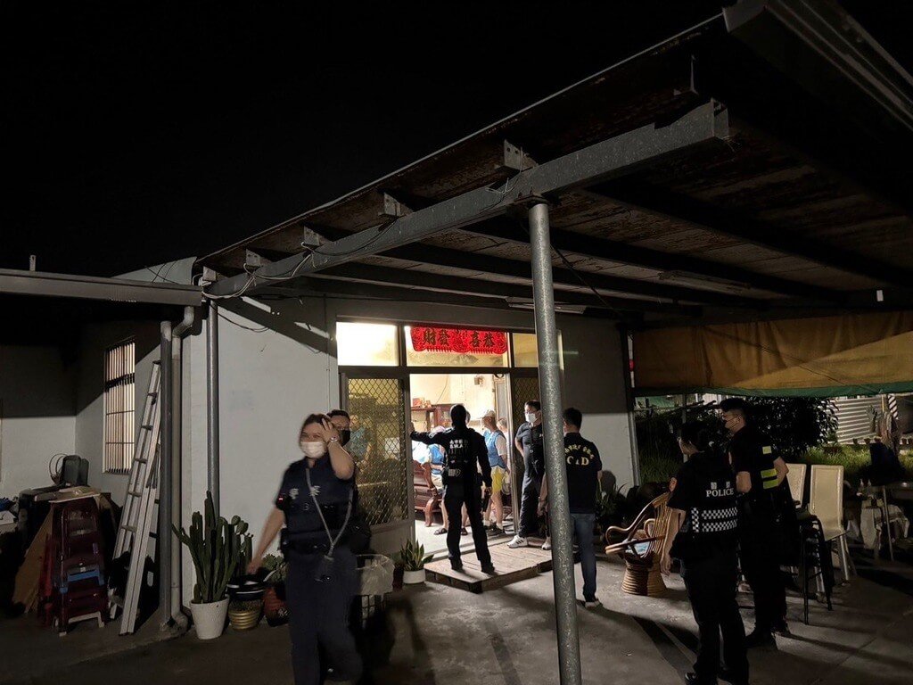 台南市警局歸仁分局15日攻堅破獲隱身於關廟區老舊平房的天九牌職業賭場，逮捕32人依法送辦。（台南市警察局提供）中央社記者張榮祥台南傳真  114年5月16日