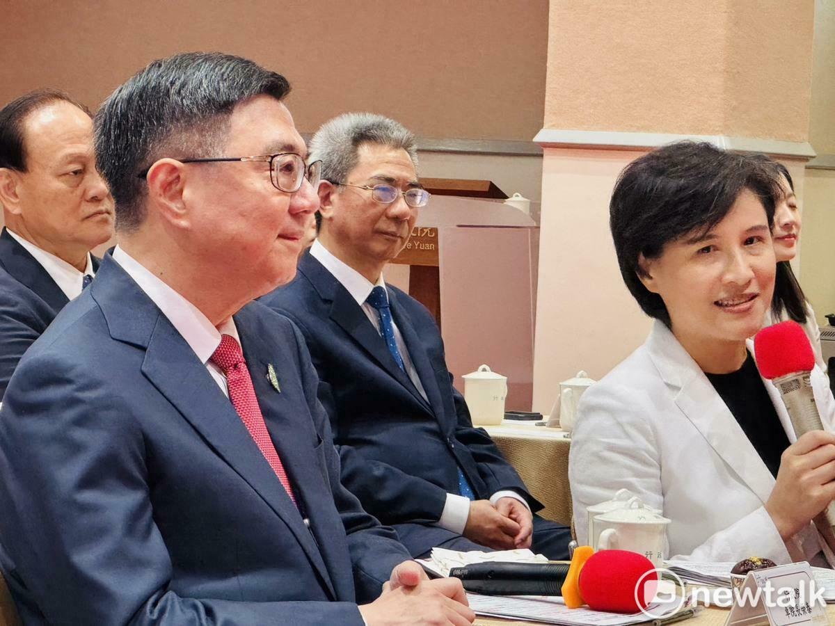 副院長鄭麗君今（16）天在行政院長卓榮泰上任將屆滿一年記者會中談台美關稅談判進度。 圖：謝莉慧/攝