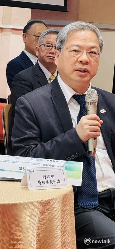 行政院秘書長龔明鑫今（16）天指出，從目前的數據統計來看，如果特別條例與4100億的特別預算能順利在立法院三讀通過，我國今年出口規模也有望刷新紀錄，達到5,500億美元。 圖：謝莉慧/攝
