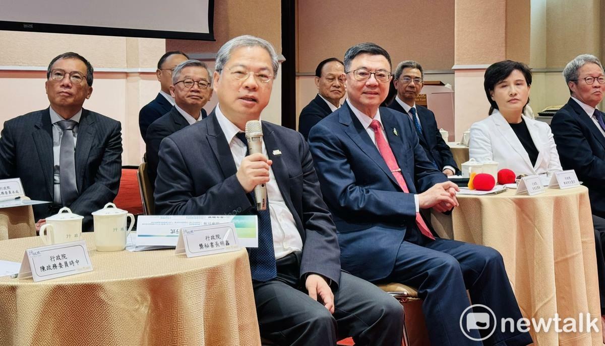行政院今（16日）由院長卓榮泰率副院長鄭麗君、秘書長龔明鑫和多位政務委員召開執政周年記者會。 圖：謝莉慧/攝