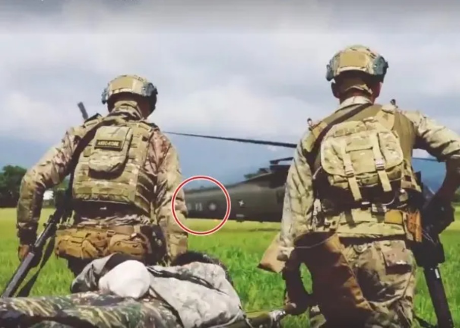 美軍2019年特戰部隊宣傳影片，畫面中出現國軍UH-60黑鷹直升機機尾「陸軍」字樣（紅圈示），證實台美軍事交流。 圖：截取1st Special Forces Command