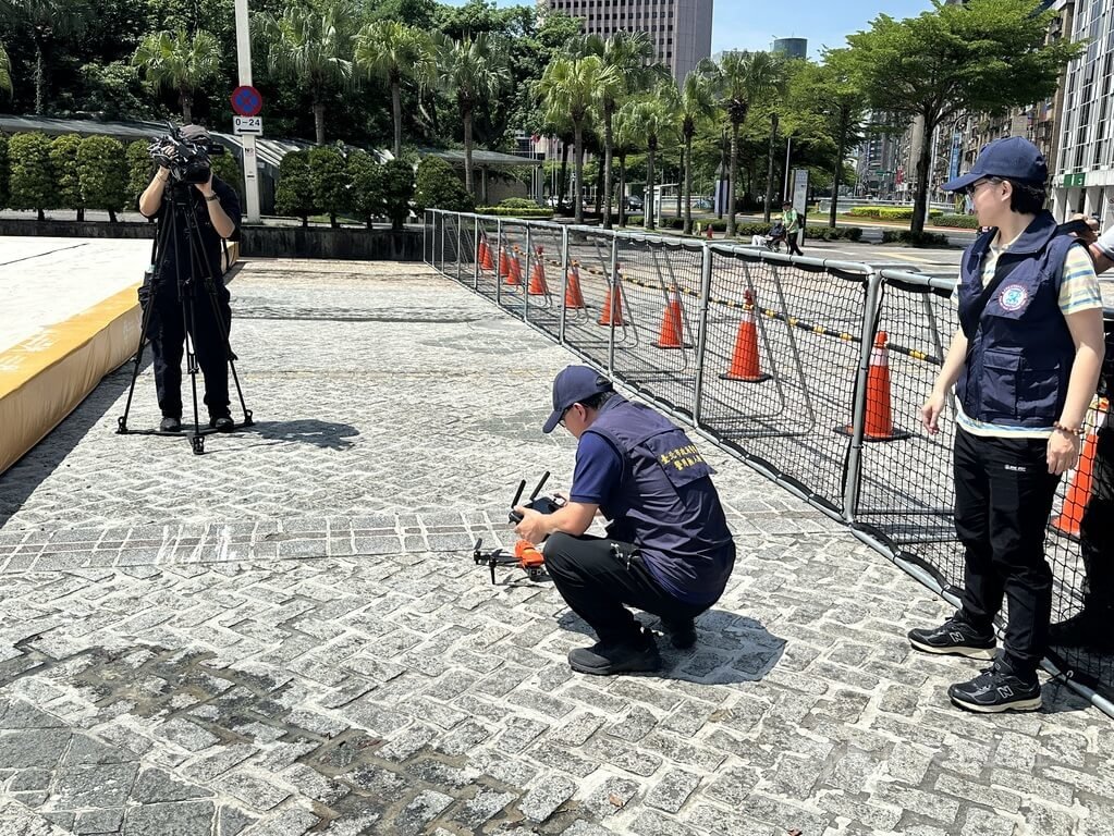 台北市警察局16日在北市府廣場前舉行「2025雙北世界壯年運動會」開幕前維安宣示記者會表示，已規劃偵爆犬、維安特勤等共2500名警力針對遊行路線梭巡，並搭配制高點及無人機監控，守護世壯運開幕典禮的安全。中央社記者劉建邦攝  114年5月16日