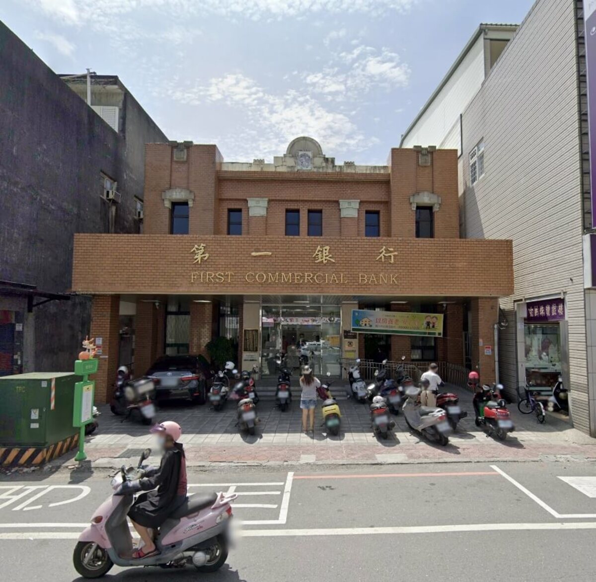 第一銀行宜蘭分行3名行員，疑似在2年前協助詐騙集團開戶，檢警15日偵訊後，依違反洗錢防制法、銀行法及刑法詐欺罪嫌偵辦。圖為第一銀行宜蘭分行。（圖取自Google地圖網頁google.com/maps）