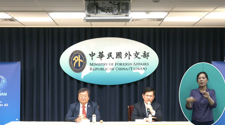 林佳龍（右）說，駐南非代表處還是正常運作。 圖：翻攝自外交部YT