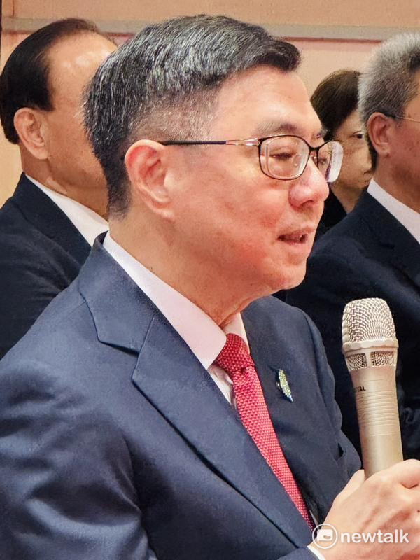 行政院長卓榮泰去年520上任至今將屆滿一周年，他今（16）日率副院長鄭麗君、甫從美國返台的秘書長龔明鑫舉辦媒體茶敘會說明「5大行動20項進行式」的施政成果及未來展望。 圖：謝莉慧/攝
