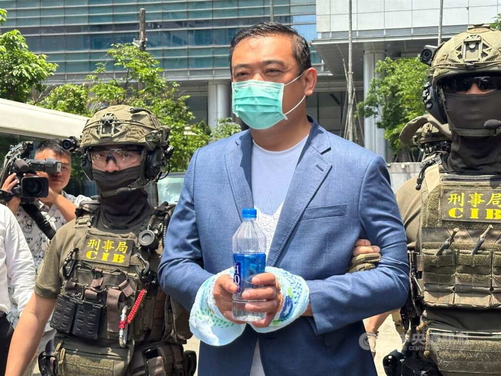 曾犯殺人案被判無期徒刑的威震集團董事長吳明達（中）民國106年假釋出獄後，因涉預備殺人案被撤銷假釋。新北地檢署另案指揮刑事局拘提吳明達，16日移送北檢執行科，發監執行。中央社記者劉建邦攝  114年5月16日