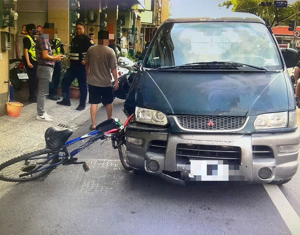 44歲陳姓男子15日駕駛自小客車，在大社區一處國小門口與13歲陳姓腳踏車騎士發生擦撞，陳姓少年意識清楚，但左手指骨折擦挫傷；陳男送醫經實施酒測，酒測值達0.4毫克，超過法定標準值。（高市仁武警分局提供）中央社記者洪學廣傳真  114年5月16日