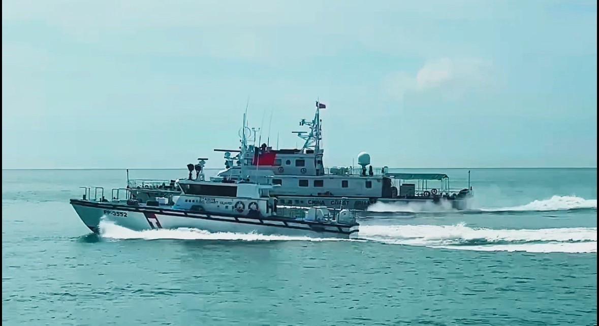 海巡署通報，16日上午8時許，中國海警4艘船隻侵入金門周邊限制水域，連續第二天以「暗船」模式挑釁。 圖：海巡署提供