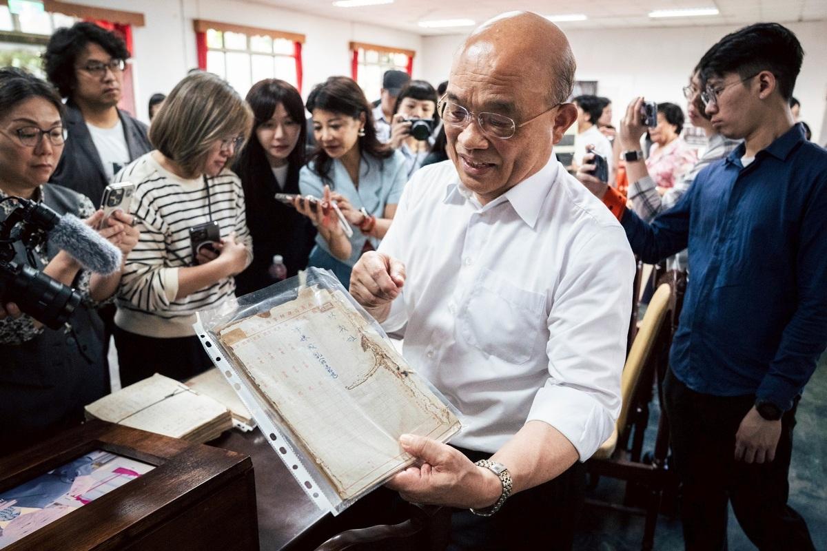 蘇貞昌展示當年他為美麗島事件被告辯護的相關卷宗。 圖：蘇貞昌辦公室提供