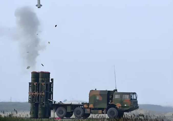 5 月 10 日，印度對巴基斯坦多座空軍基地發動大規模飛彈襲擊，引發各界熱議。這是中國製紅旗-16 與紅旗-9 防空系統第二次在實戰中攔截高速飛彈群，雖戰果未臻完美，但表現可圈可點。 圖:翻攝自矚目雲霄