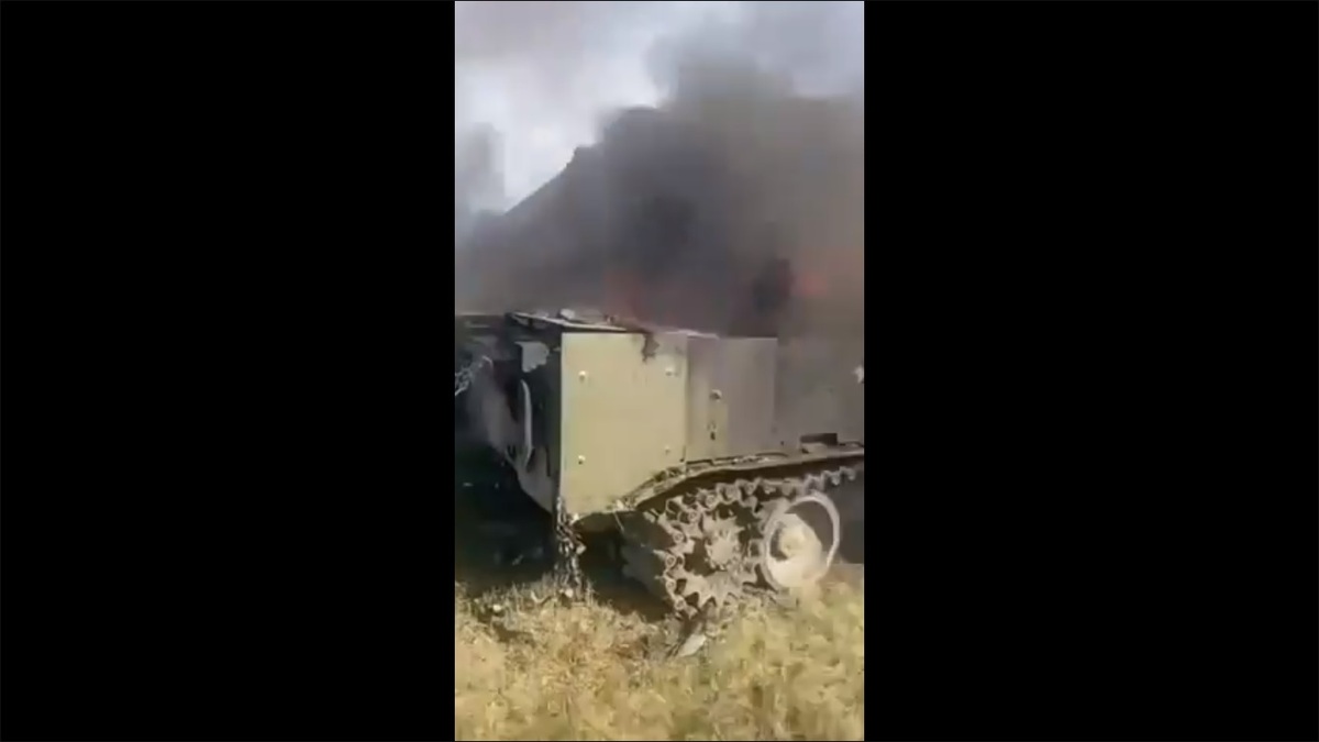 俄軍部署在赫爾松州卡霍夫卡地區的軍備與防空系統在遭遇烏軍無人機襲擊後直接被炸毀。 圖：擷取自 @NOELreports X 分享影片