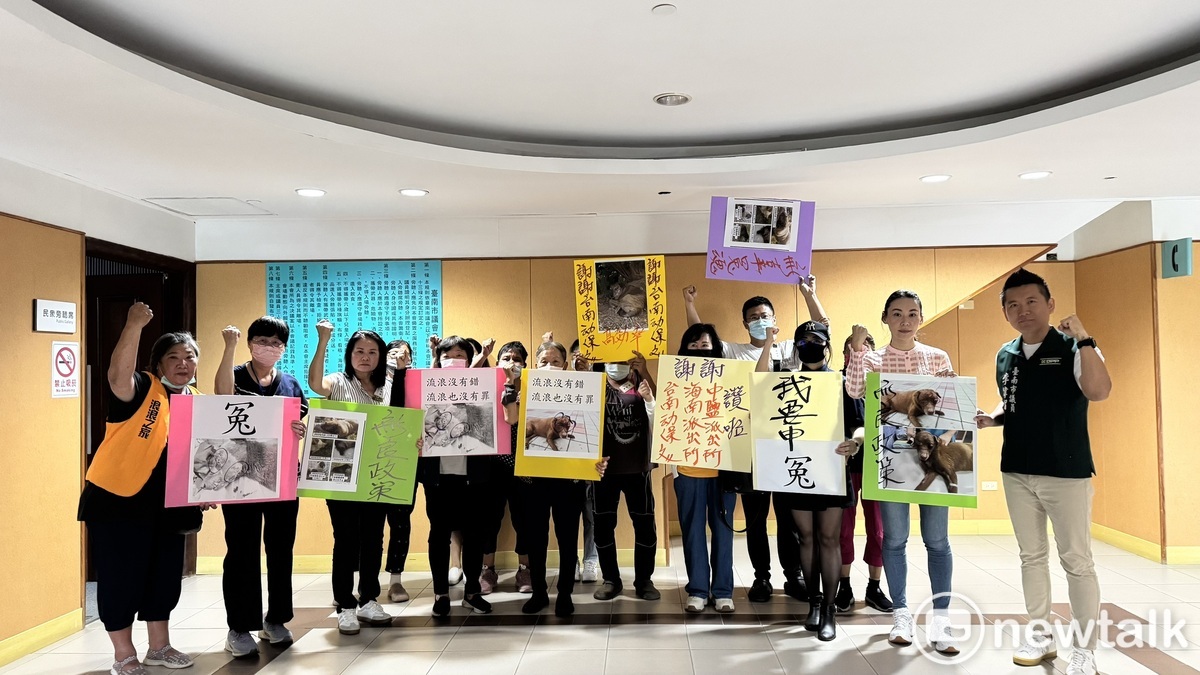 台南市議員曾之婕在議會為被虐殺的浪浪（流浪狗）「申冤」，指出最近台南出現一名開著進口轎車的男子，到處隨機虐殺犬隻，平時出沒在安平區、安南區和七股一帶，他都拿著鐵棍鐵條或磚塊，朝犬隻的頭部重擊，自去年以來已有多隻浪浪死於非命，他要求動保處會同警方務必要嚴辦到底。 圖：黃博郎／攝