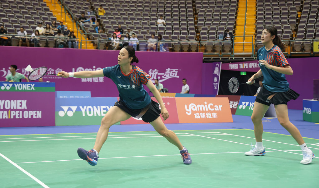 BWF超級500的2025泰國羽球公開賽16日進行各組8強賽程，女雙上演台灣內戰，終場由許雅晴（左）、宋祐媗（右）以直落2過關、挺進4強。圖為許雅晴、宋祐媗在2025台北羽球公開賽出賽情形。（中華民國羽球協會提供）中央社記者黎建忠傳真  114年5月16日