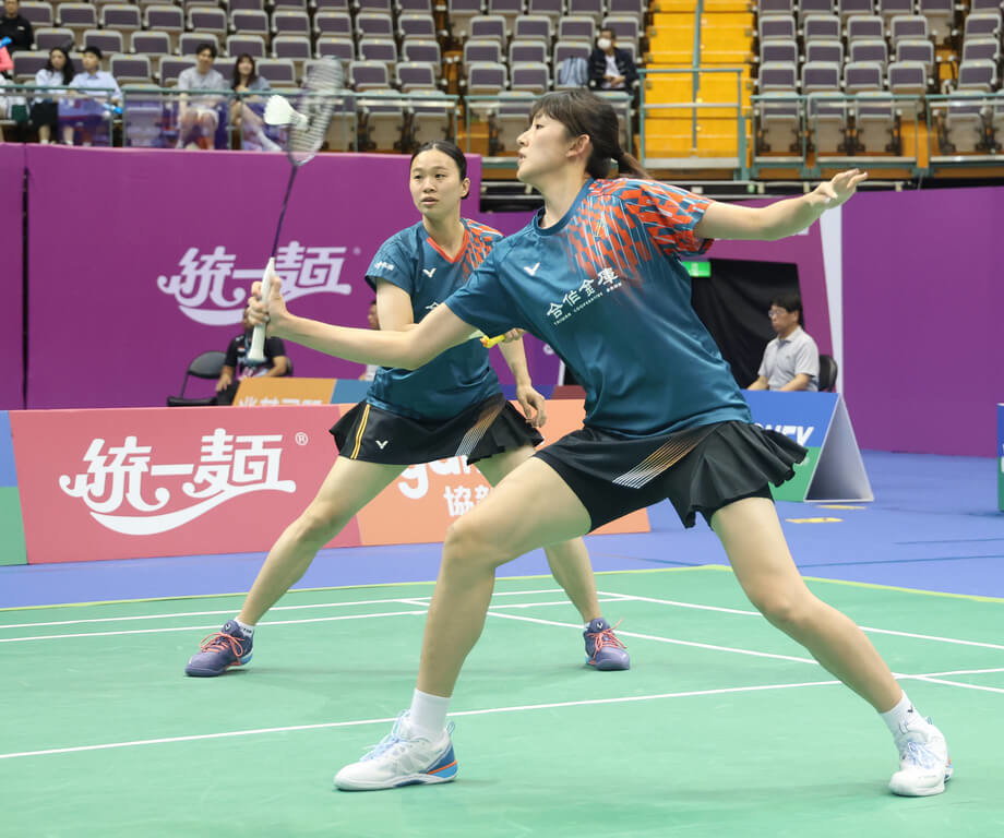 台灣羽球女雙新組合許雅晴（後）、宋祐媗（前）16日以直落2擊敗自家人組合，生涯首度闖進泰國羽球公開賽4強。圖為2人搭檔在2025台北羽球公開賽出賽畫面。（中華民國羽球協會提供）中央社記者黎建忠傳真  114年5月16日