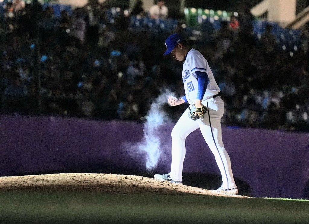 中華職棒富邦悍將隊終結者曾峻岳（圖）14日賽事吞下本季第3敗，16日下放二軍。球團表示，曾峻岳上一場比賽後感到右膝肌肉緊繃，暫時先到二軍治療、觀察。（富邦悍將提供）中央社記者楊啟芳傳真  114年5月16日