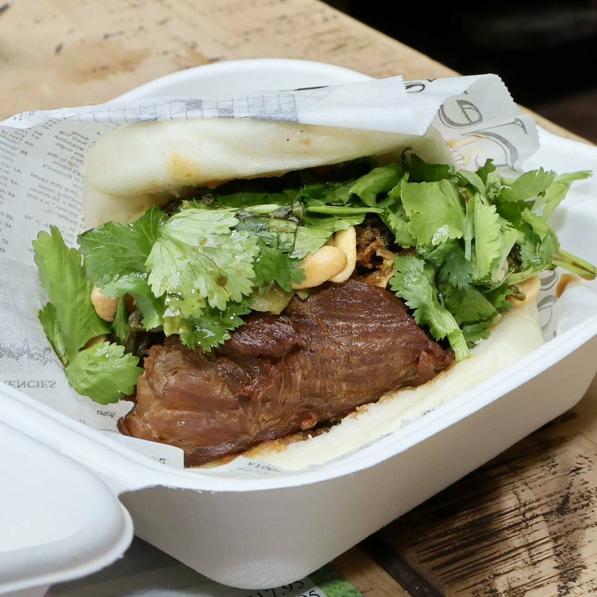 蔡英文點了一份刈包含香菜，並叮嚀肉要「瘦一點」。 圖/取自蔡英文臉書粉專
