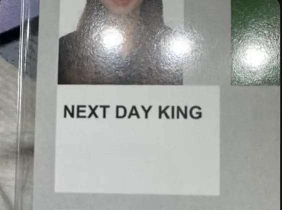 有志工爆料自己的英文姓名被印成「NEXT DAY KING」。 圖：翻攝Threads