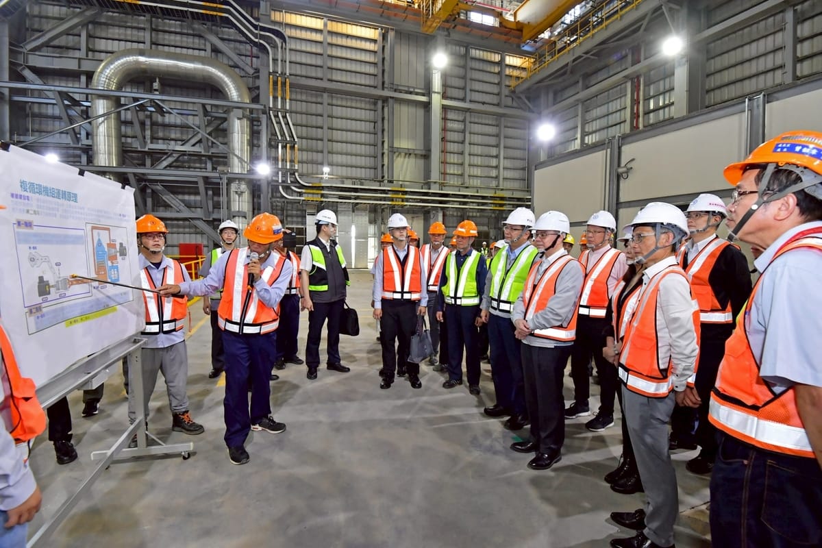 行政院長卓榮泰16日視察中油觀塘接收站及台電大潭廠增建計畫。 圖：行政院提供