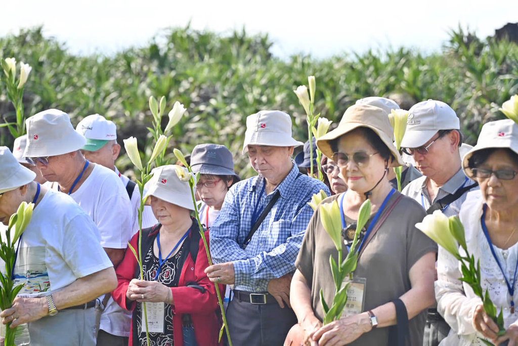 國家人權博物館5月16日起連續3天舉辦「2025年政治受難者暨家屬重返記憶之島―綠島」活動，邀請政治受難者前輩及家屬等百餘人參與。16日前往綠島「十三中隊」獻花，向在綠島長眠的政治受難者們致意。 圖/國家人權博物館提供