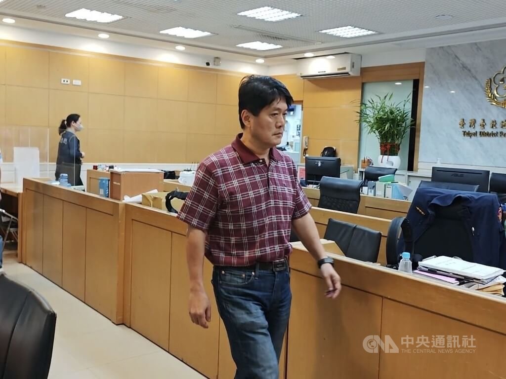 北檢偵辦北市雙吳罷免提議書涉偽造案，16日搜索國民黨台北市第四區黨部等地，約談黨部執行長陳奎勳（前中）等11人。檢察官訊後，17日諭令陳奎勳以新台幣30萬元交保。中央社記者謝幸恩攝  114年5月17日