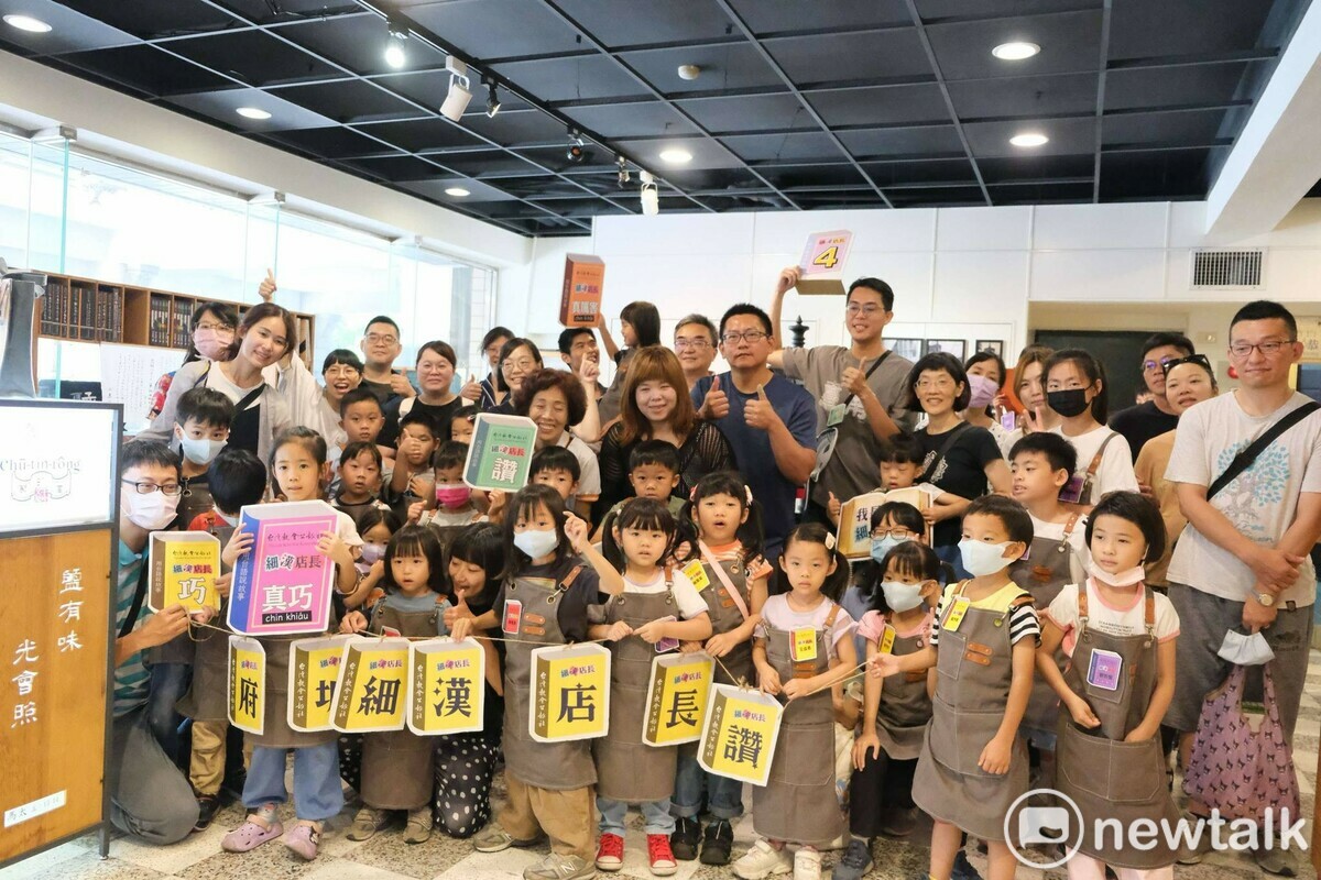台灣教會公報社舉辦府城三百「細漢店長」體驗活動，邀請台南市議員李宗霖擔任遊戲關主一同與小朋友闖關同歡。 圖：黃博郎／攝