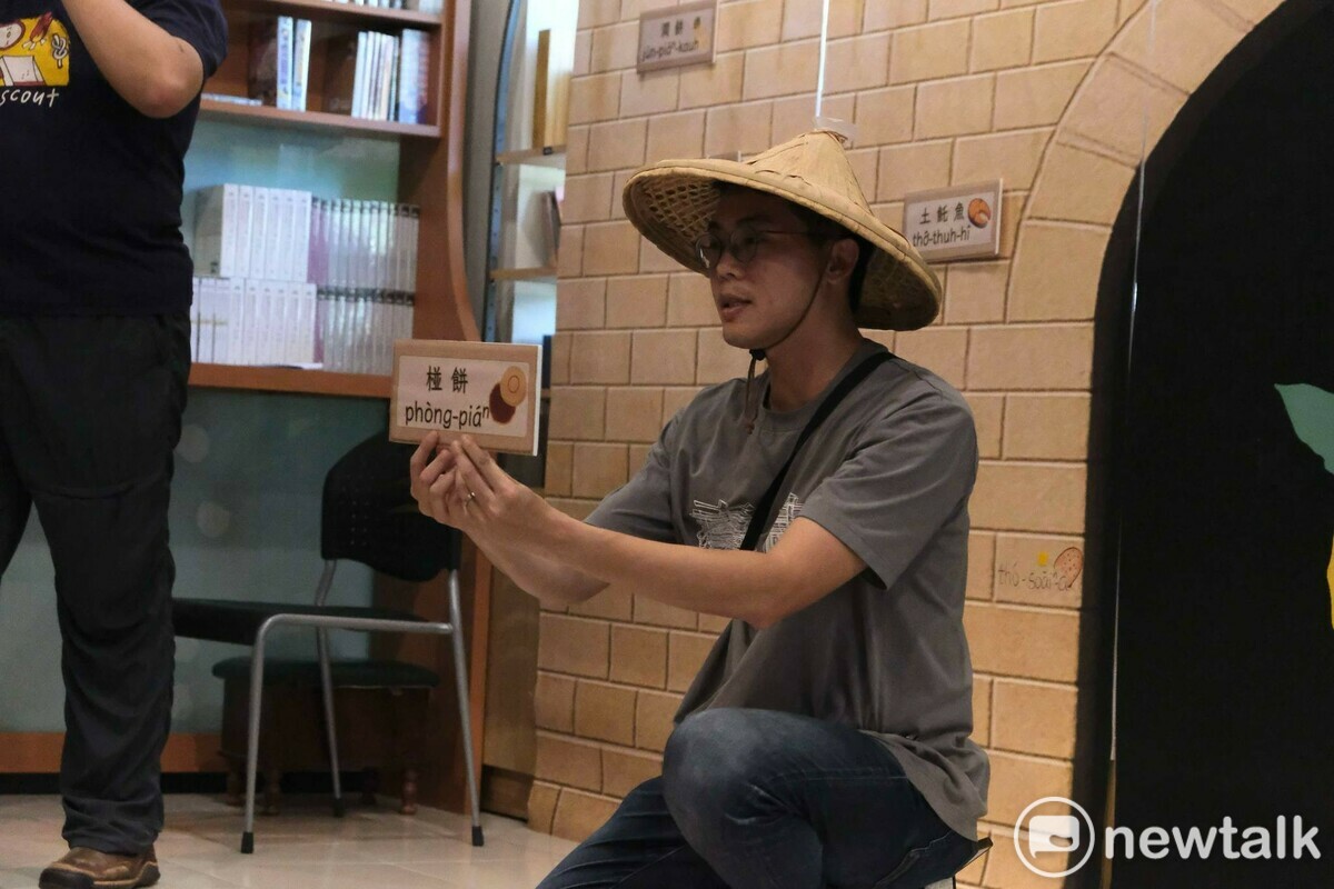 台灣教會公報社舉辦府城三百「細漢店長」體驗活動，邀請台南市議員李宗霖擔任遊戲關主一同與小朋友闖關同歡。 圖：黃博郎／攝