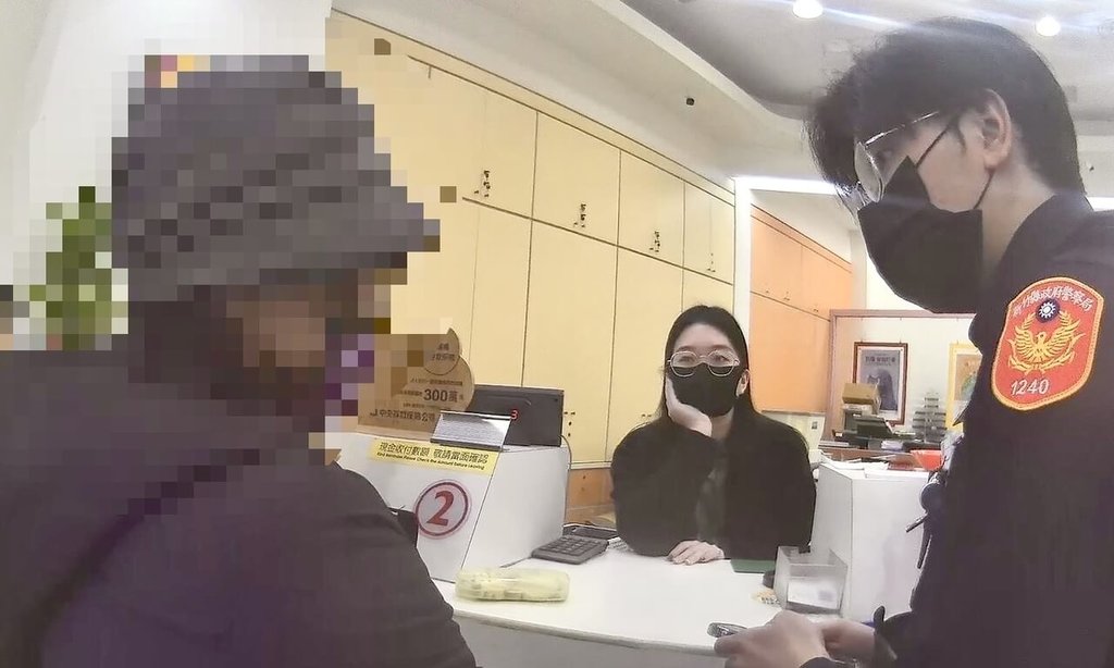 新竹縣一名婦人（左）日前到不同銀行欲匯款新台幣數千萬元，竹北警方先後獲報趕到銀行溝通勸導，才讓婦人打消匯款念頭，免於遭詐。（警方提供）中央社記者魯鋼駿傳真 114年5月17日