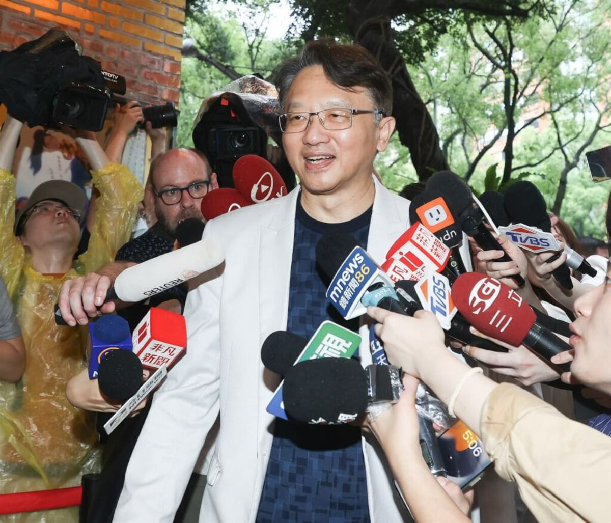 輝達（NVIDIA）執行長黃仁勳17日在台北知名台菜餐廳與台灣供應鏈夥伴餐敘，宏碁董事長陳俊聖（前）應邀出席，面帶笑容走入餐廳。中央社記者謝佳璋攝　114年5月17日