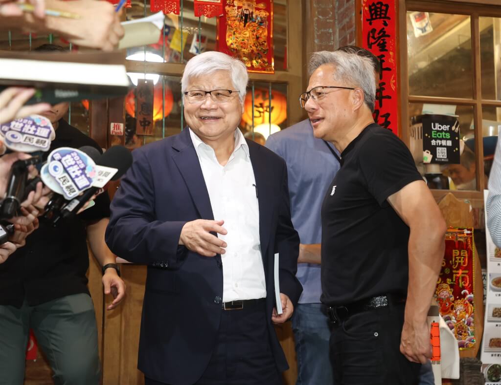 輝達（NVIDIA）執行長黃仁勳（右）17日在知名台菜餐廳宴請台灣供應鏈夥伴，包含台積電董事長魏哲家（左）等人都是座上賓，黃仁勳晚間送魏哲家步出餐廳時，兩人短暫停下腳步受訪。中央社記者謝佳璋攝  114年5月17日