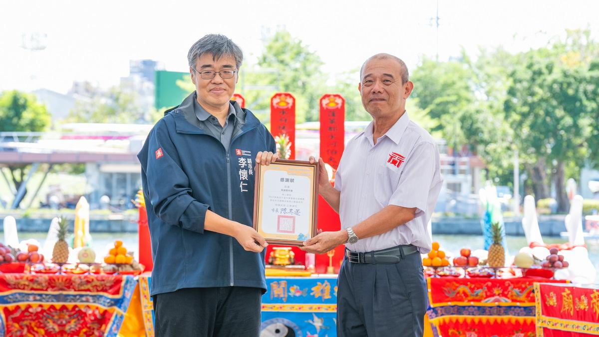李懷仁(左)頒贈感謝狀予高雄關帝廟。 圖：高雄市運發局/提供