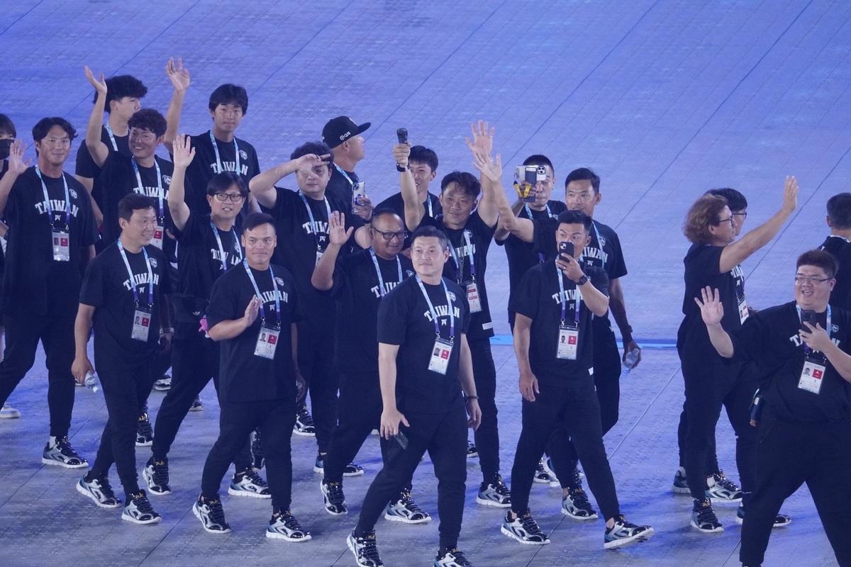 世壯運開幕典禮，高國輝、吳俊億等選手於棒球項目出場。 圖:張良一／攝