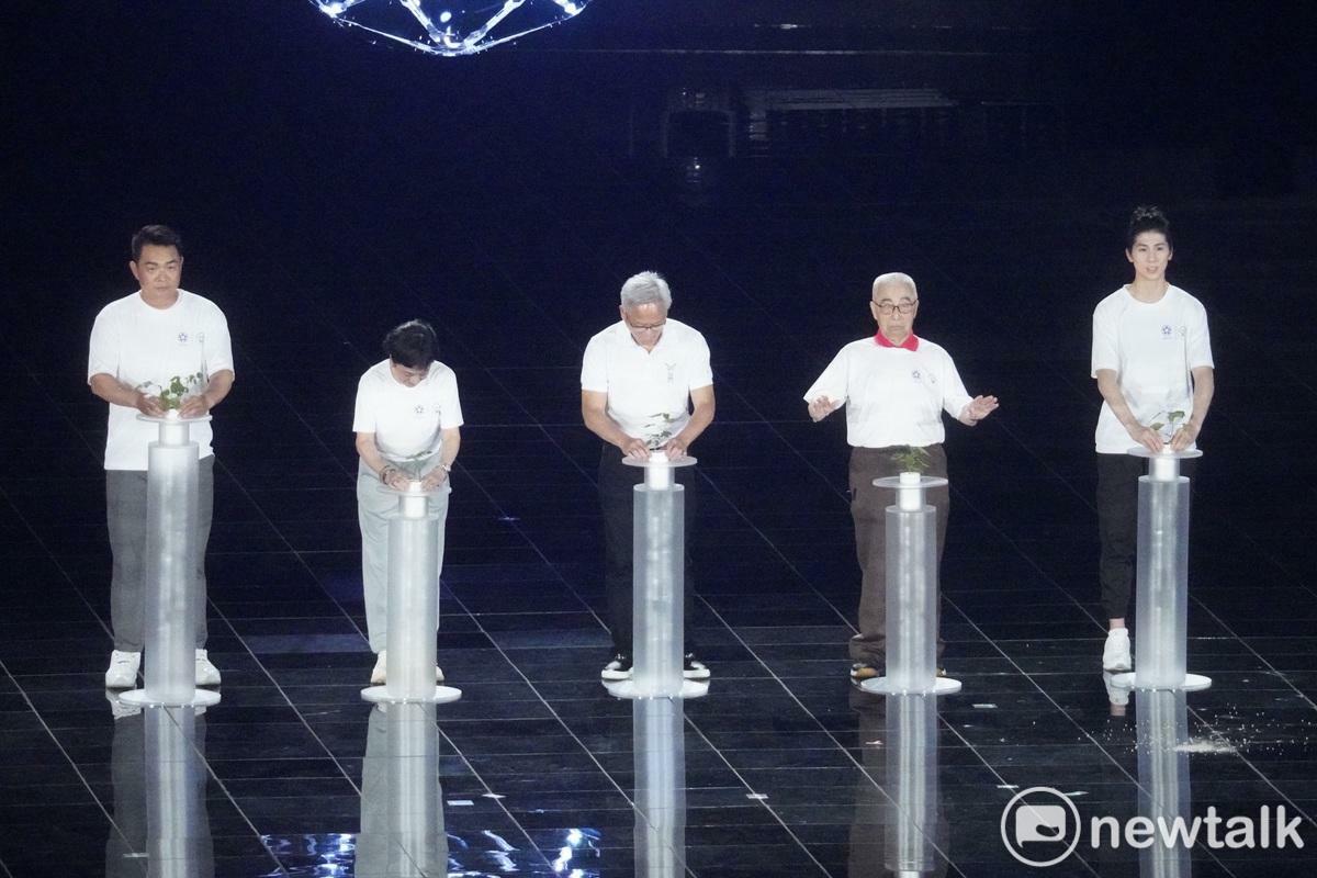 2025世壯運開幕式由5位聖火代表包括：棒球傳奇彭政閔（左1）、奧運拳擊金牌林郁婷（右1）、「最年長羽球員」林友茂（右2）、金馬影后張艾嘉（左2）及科技代表黃仁勳（中）共同點燃聖火。 圖：張良一 / 攝