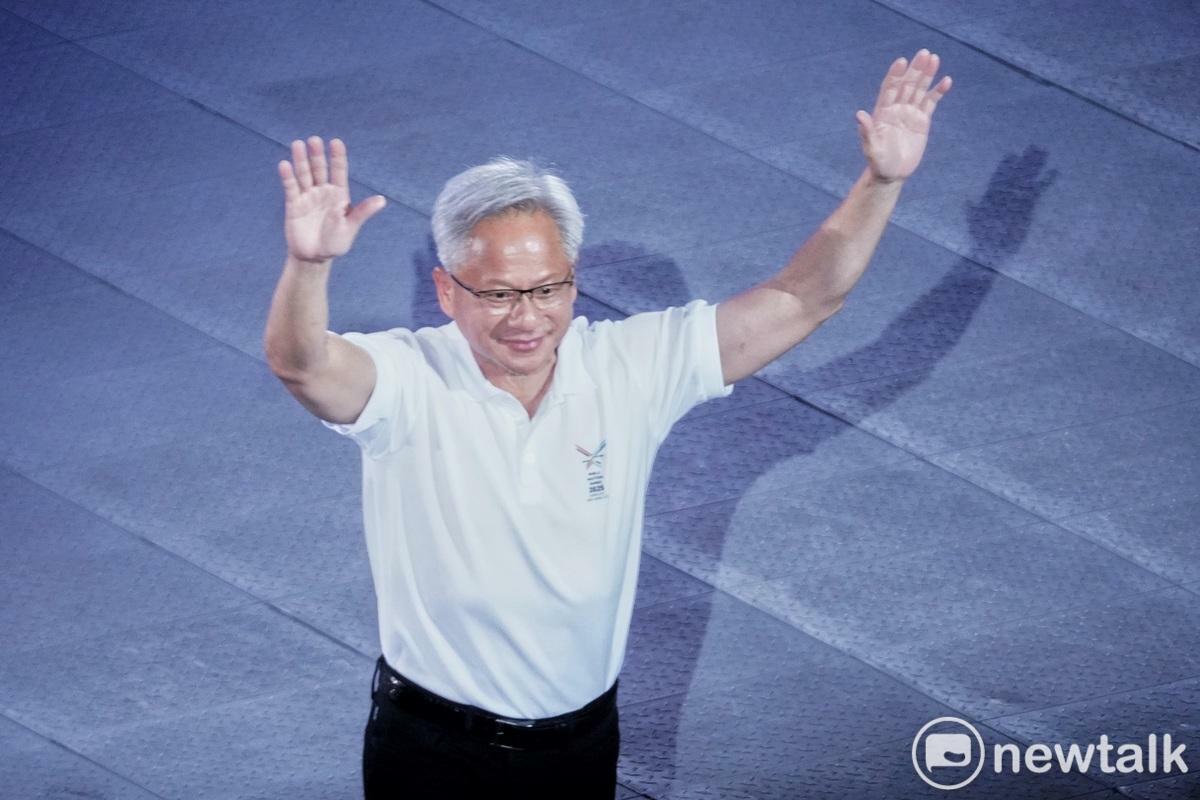 輝達（NVIDIA）創辦人黃仁勳擔任2025世壯運開幕典禮的科技聖火代表。 圖：張良一 / 攝