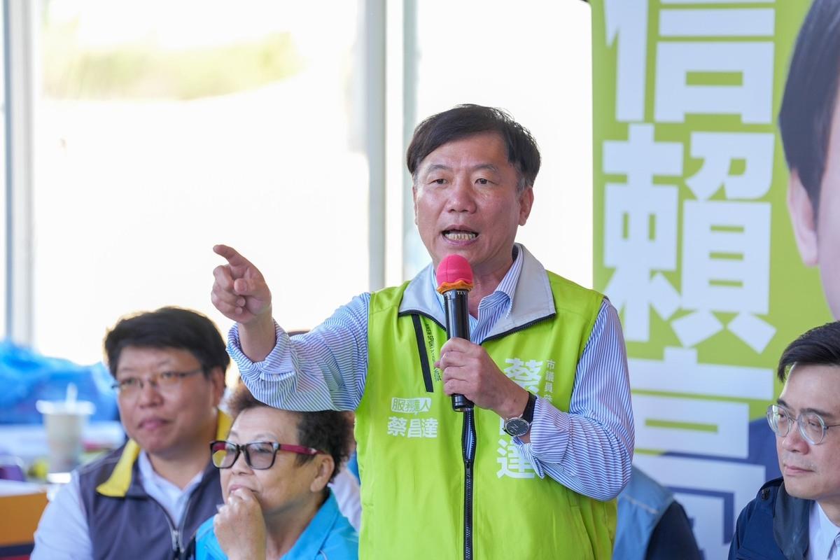 蔡昌達(中)出席大寮之友會宣講，表態力挺賴瑞隆，湧言會聲明個別成員舉措不符合決議。 圖：賴瑞隆辦公室/提供（資料照）