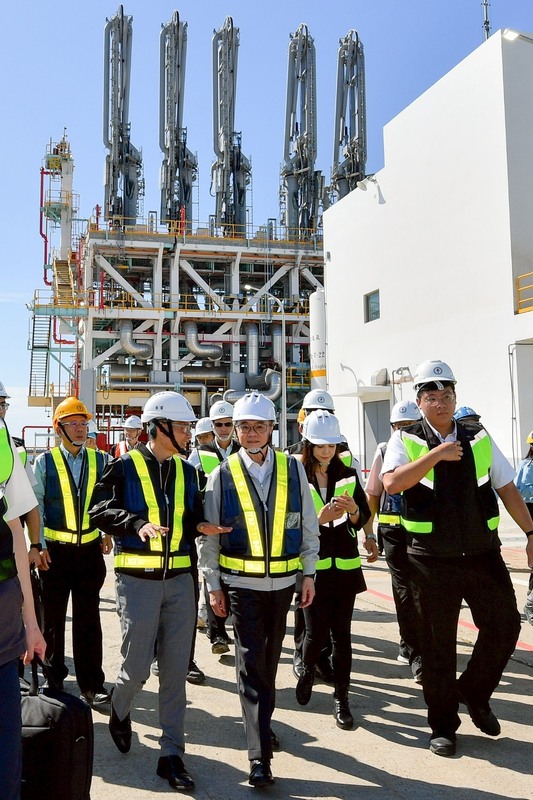 行政院長卓榮泰16日視察中油觀塘接收站及台電大潭廠增建計畫。  圖：翻攝卓榮泰臉書