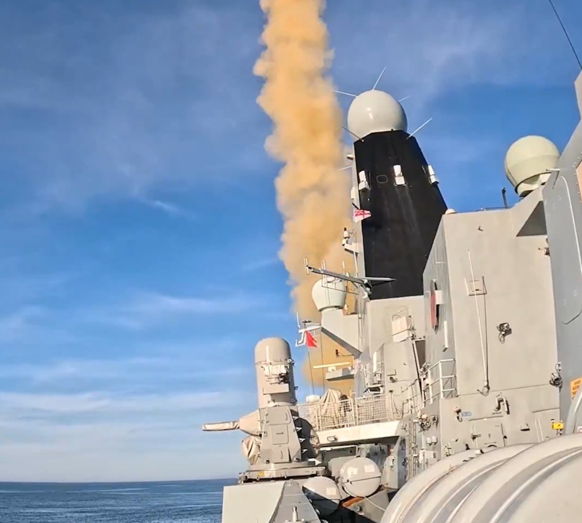 英國皇家海軍45 型驅逐艦「龍號」發射「海毒蛇」飛彈擊毀來襲的超音速導彈 圖：翻攝自英國皇家海軍的Ｘ