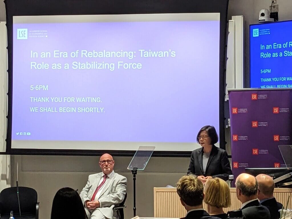 前總統蔡英文（右）17日在倫敦政經學院（LSE）發表演說，並與候任法學院院長莫瑞（左）對談。  圖/中央社（聽眾提供）