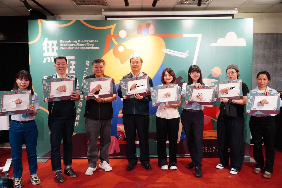 江建興(左四)、湯詠瑜(右四)、郭耿華(左三)與五位參展職人一同「破框而出」啟動特展。 圖：高雄市勞工局/提供