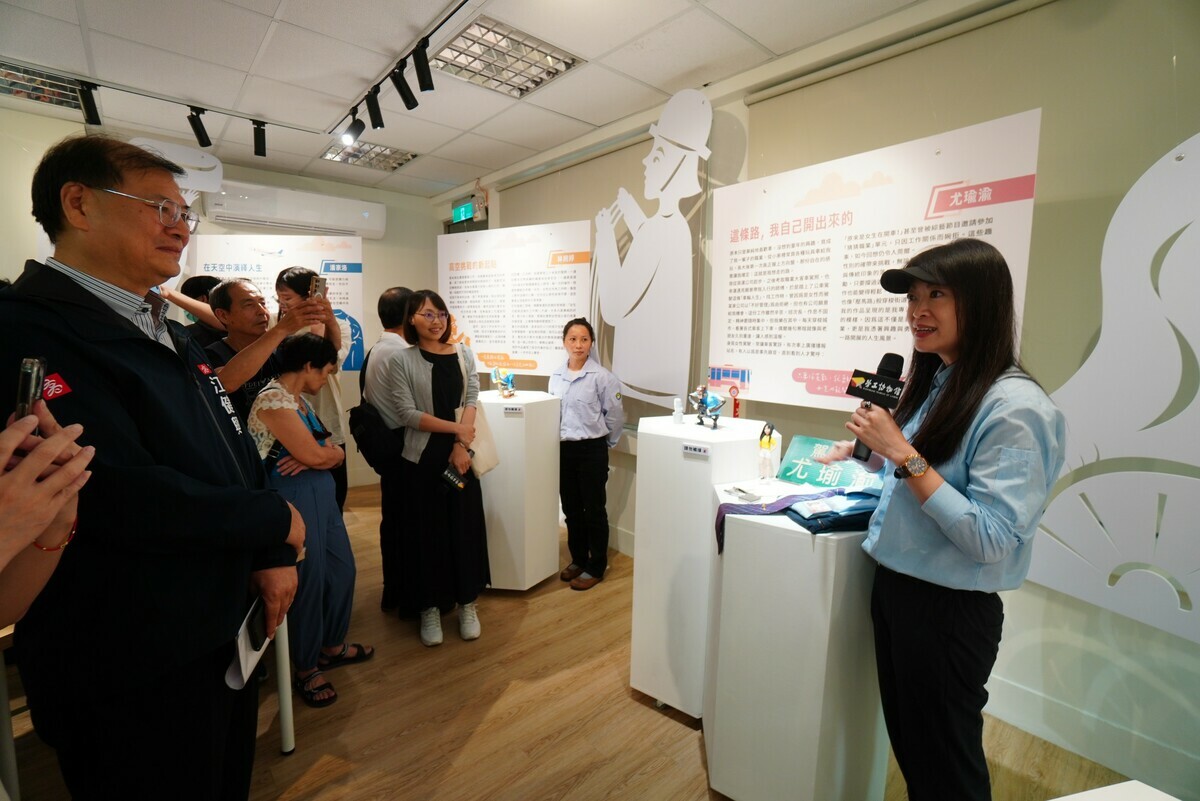 尤瑜渝以作品分享女生擔任稱職的公車駕駛員。 圖：高雄市勞工局/提供