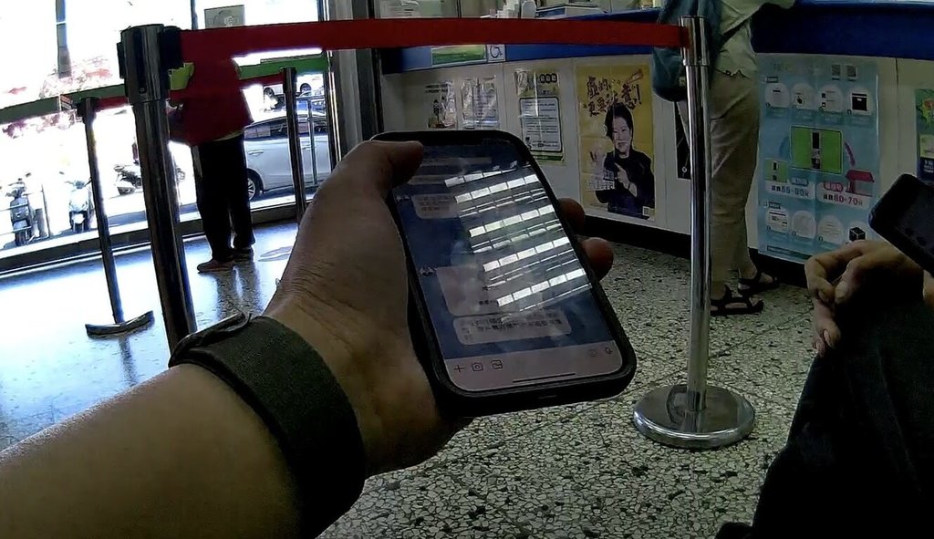 台中豐原區一男子網路交友，得知對方有周轉困難，即到郵局欲匯款新台幣5萬，行員發現所匯帳戶已遭警示而通報警方，員警及時攔阻，男子才免於受騙上當。（民眾提供）中央社記者郝雪卿傳真  114年5月18日