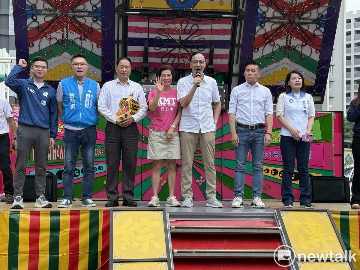 國民黨主席朱立倫今（右3）出席罷免綠委吳思瑤政策說明會，與台北市議會議長兼國民黨台北市黨部代理主委戴錫欽（右2）、國民黨議員同台。 圖：周煊惠 / 攝